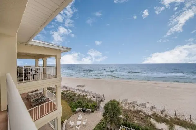 Exceptional Condo Directly on Beach With Pool