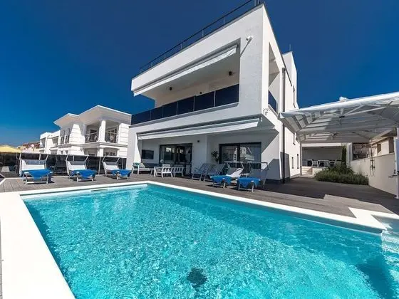 Exceptional Villa with Pool & Amazing Roof Terrace with Hot Tub & Sea View