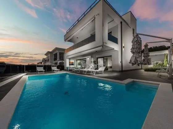 Exceptional Villa with Pool & Amazing Roof Terrace with Hot Tub & Sea View - Dış Mekan