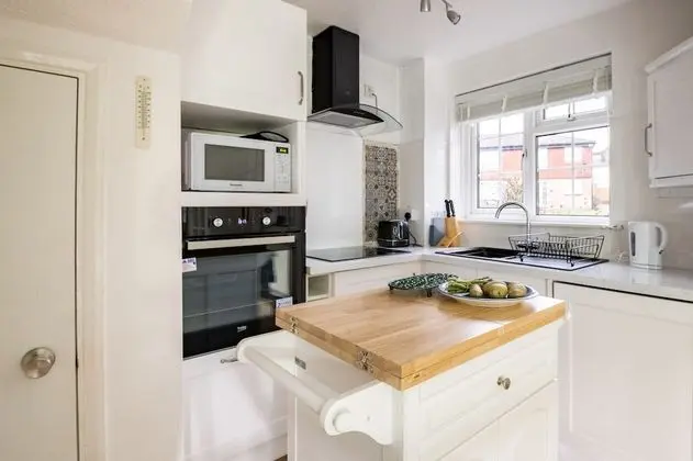Exclusive Home in Acton by Underthedoormat - Mutfak