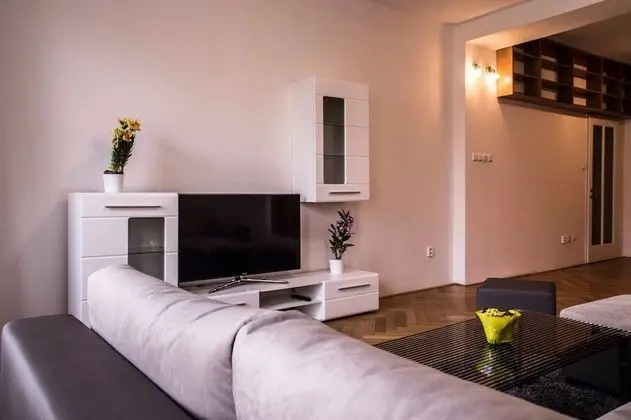 Exclusive Riverside Apartment In Heart Of Prague