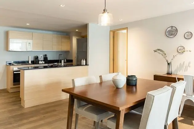 Executive 1BR Oasis With Kitchen & Private Balcony - Oda Düzeni