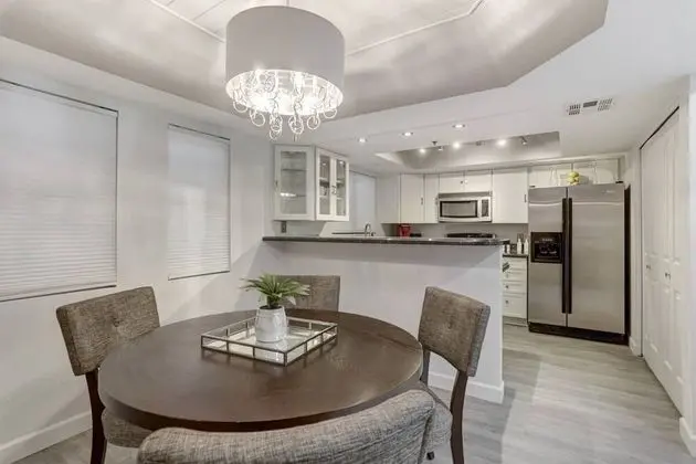 Executive 2 Bdrm Condo in the Heart of Biltmore! - Yerinde Yemek