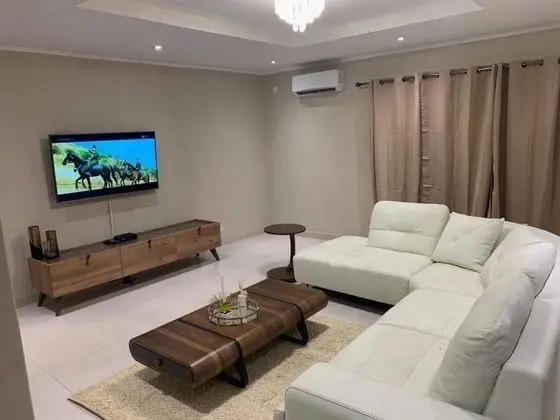 Executive 3 Bedrooms Fully Furnished Apartment Close to Amenities