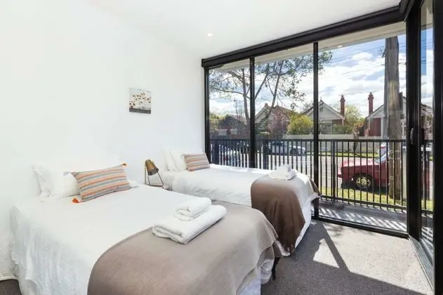 Executive 3 br Caulfield North - Oda