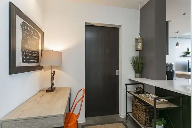 Executive Industrial Chic Condo | 30 night min - İç Mekan