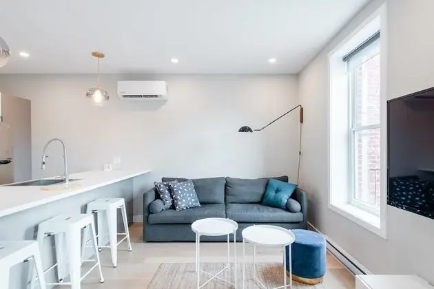 Explore Montreal From Sleek Contemporary Apartment - Oda Düzeni
