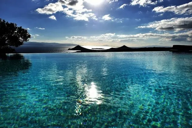Exquisite villa for 10 with pool, helipad by VillaRentalsgr
