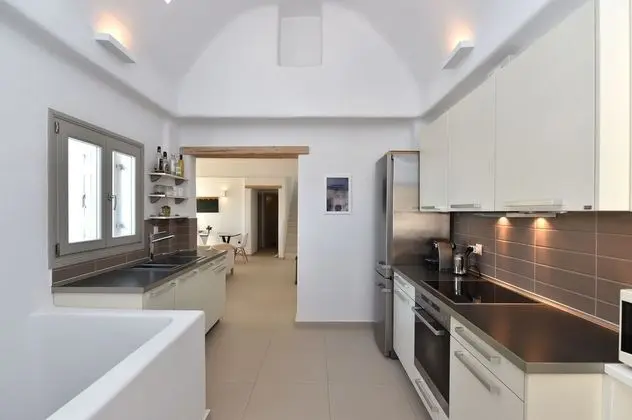 Exquisite villa for 10 with pool, helipad by VillaRentalsgr - Mutfak