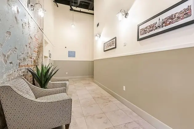 Exquisite Condo a Short Walk to F.Q. - Lobi