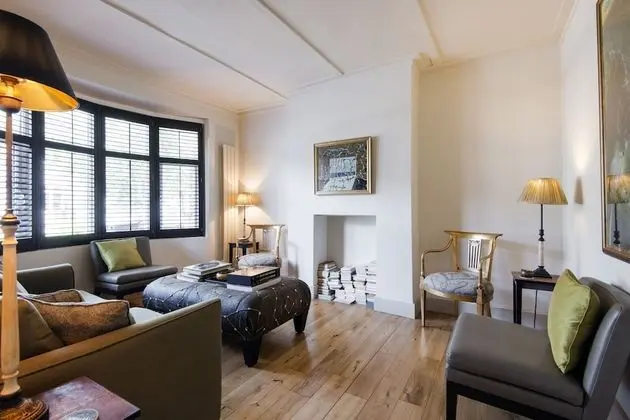 Exquisite East Acton Home Close to Shepherds Bush by Underthedoormat