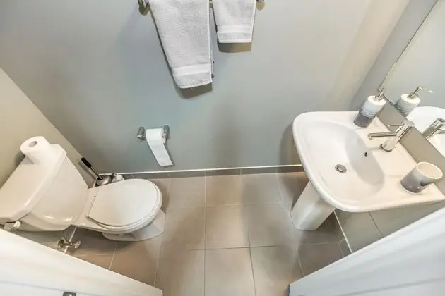Exquisite Luxury 1 Bedroom + Den With Parking - Banyo Tipleri