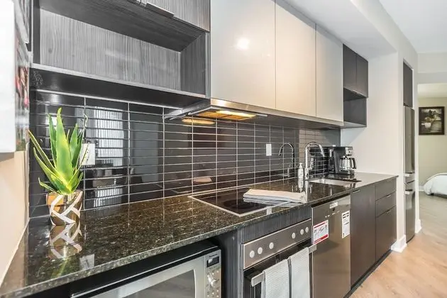 Exquisite Luxury 1 Bedroom + Den With Parking - Mutfak