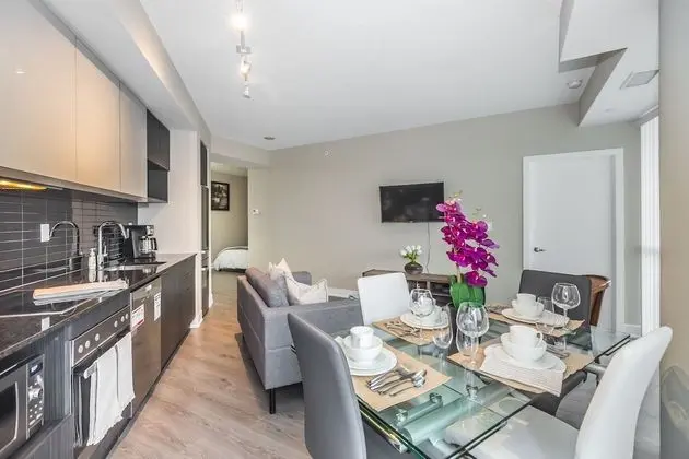 Exquisite Luxury 1 Bedroom + Den With Parking - Oda Düzeni