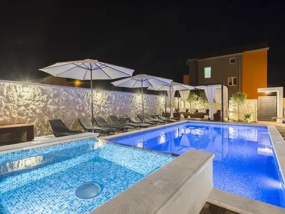 Exquisite Villa with Private Hot Tub in Grebaštica