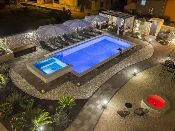 Exquisite Villa with Private Hot Tub in Grebaštica - Havuz