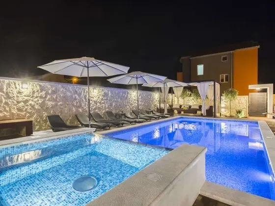Exquisite Villa with Private Hot Tub in Grebaštica - Öne Çıkan Resim