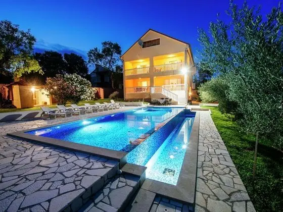 Extraordinary Private Estate With 2 Detached Houses, 2 Beautiful Infinity Pools - Havuz