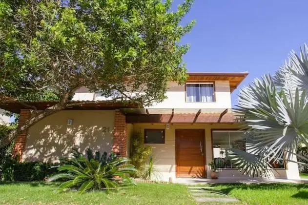 Exuberante Casa com 4 Suites Perto da Praia