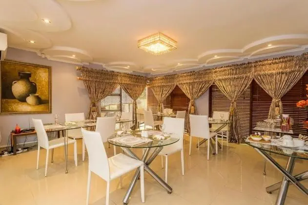Ezulwini Guest House - Executive Double Room With Pool View, 2 Guests in Balito - Yerinde Yemek