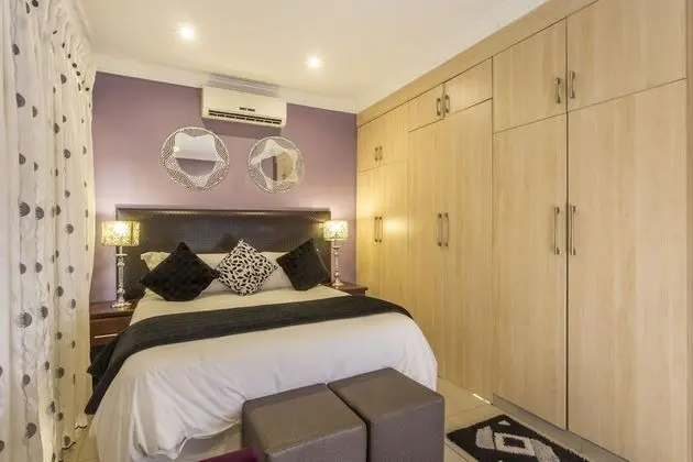 Ezulwini Guest House - Queen Room With Balcony for 2 Guests in Ballito