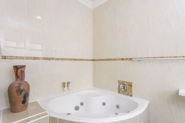 Ezulwini Guest House - Queen Room With Balcony, Pool View Jacuzzi in Balito - Banyo Tipleri
