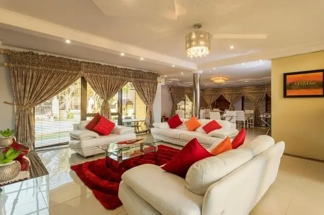 Ezulwini Guest House - Queen Room With Balcony, Pool View Jacuzzi in Balito - İç Mekan
