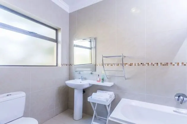 Ezulwini Guest House - Standard Double Room With Balcony Pool View, 2 Guests - Banyo Tipleri