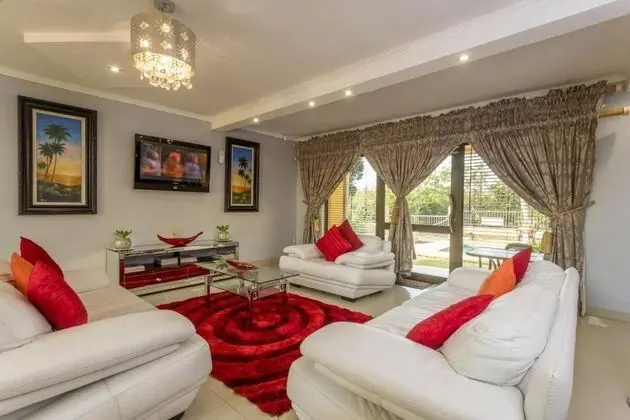 Ezulwini Guest House - Standard Double Room With Balcony Pool View, 2 Guests - Oda Düzeni