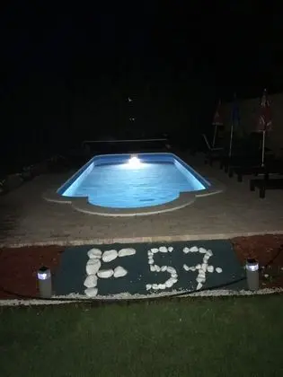 F 57 panzió - Havuz