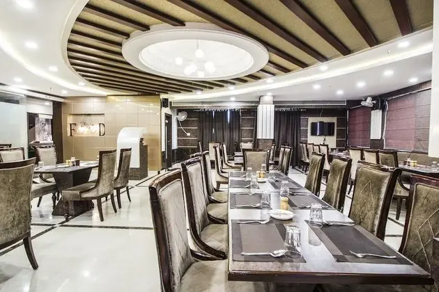 FabHotel Anmol's Classic Napier Town - Yerinde Yemek
