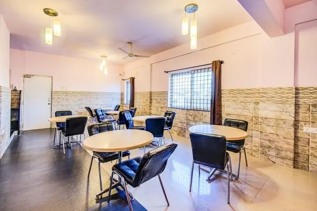 FabHotel Arafa Inn Gandhinagar - Yerinde Yemek