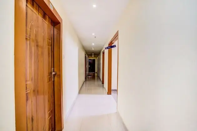 FabHotel Chirom Palace - Lobi