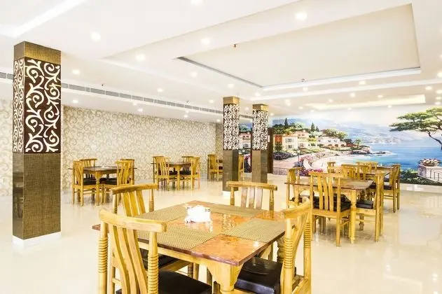 FabHotel Elysian Grand Lucknow Airport - Yerinde Yemek