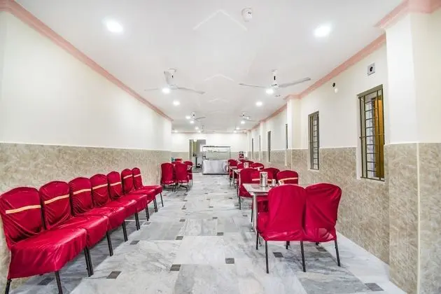 FabHotel Radha Residency - Yerinde Yemek