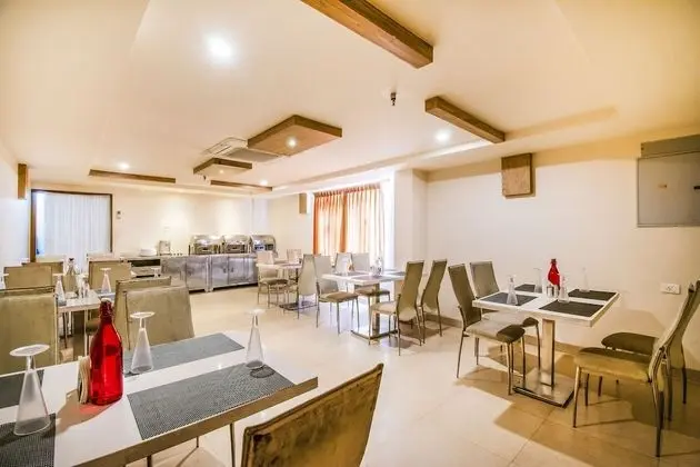FabHotel Royal Castle Gandhipuram - Yerinde Yemek