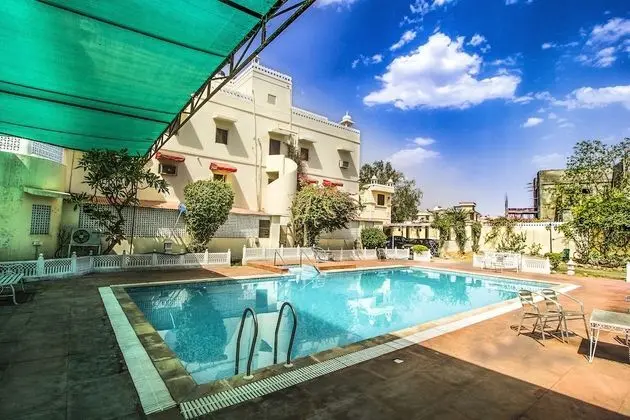 FabHotel Sugan Niwas Palace Bani Park - Havuz