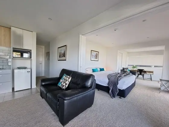 Fabulous Milford 1BR With Views & SkyTV - İç Mekan
