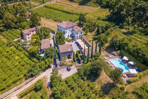 Villa Faccioli Limone With Shared Pool View on Vineyards