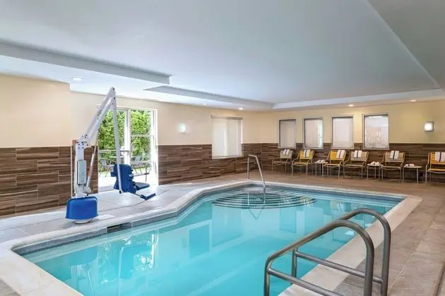 Fairfield Inn Medford Long Island - Havuz