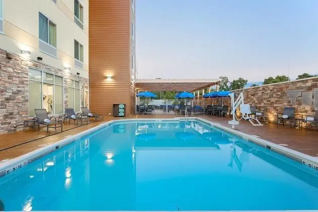 Fairfield Inn & Suites Alexandria - Havuz