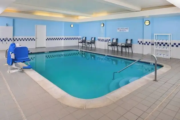 Fairfield Inn & Suites Beaumont - Havuz