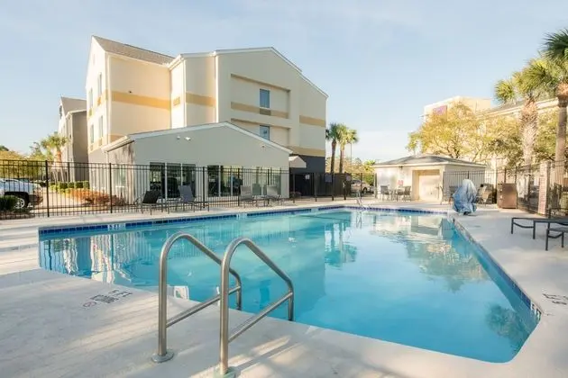 Fairfield Inn & Suites Brunswick - Havuz