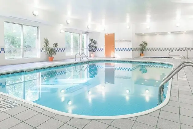 Fairfield Inn & Suites Canton - Havuz