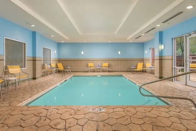 Fairfield Inn & Suites Cleveland - Havuz