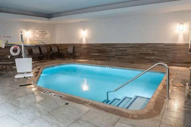 Fairfield Inn & Suites Denton - Havuz