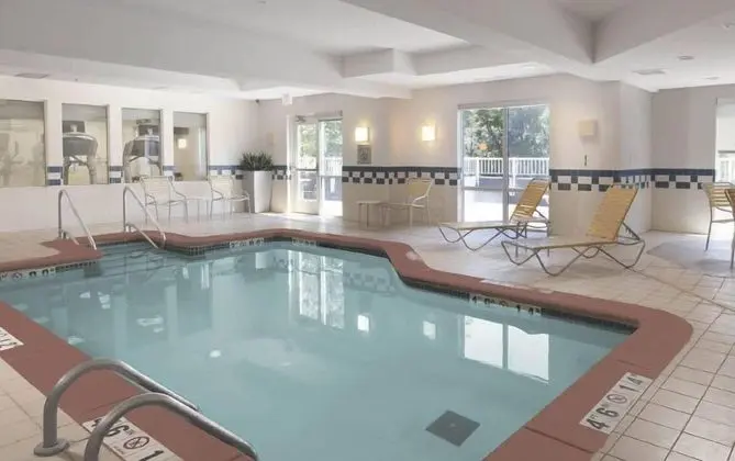 Fairfield Inn & Suites Edmond - Havuz