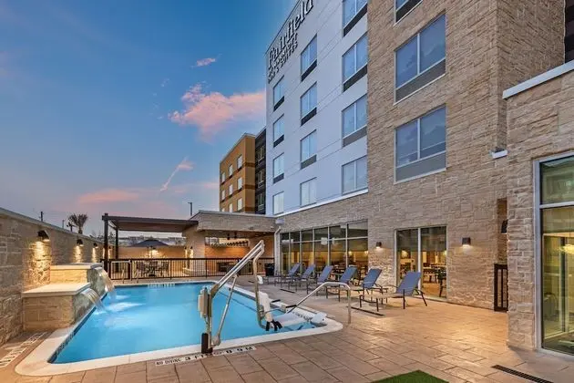 Fairfield Inn & Suites Houston Memorial City Area - Havuz