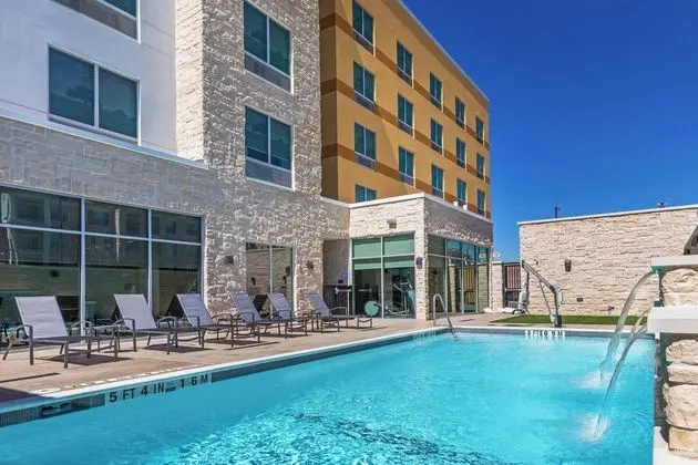 Fairfield Inn & Suites Houston Memorial City Area - Havuz