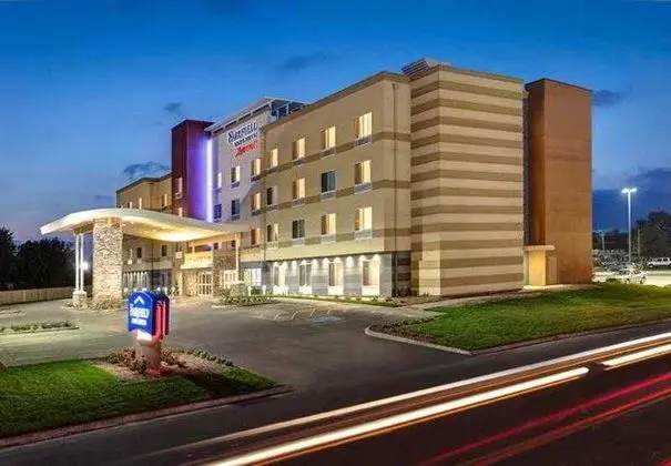 Fairfield Inn & Suites Hutchinson - 1